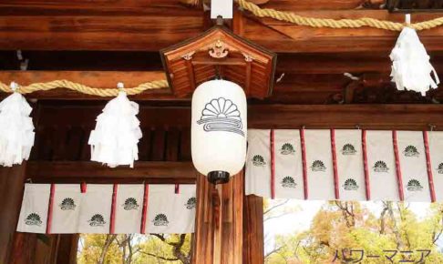 湊川神社の門の提灯