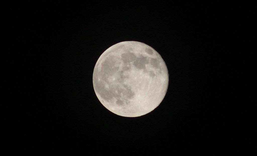 夜空に浮かぶ満月・浄化のイメージ