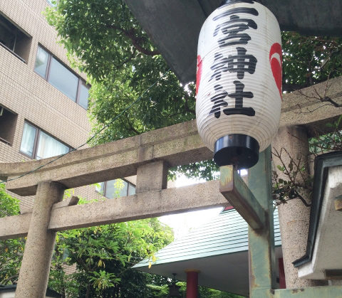 二宮神社の鳥居と提灯