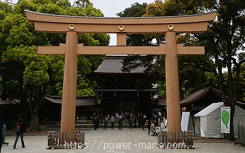 拝殿前・木の鳥居