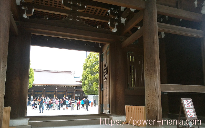 神門から拝殿側を見る
