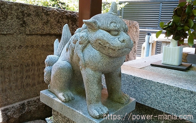 四宮神社の八幡神社の左の小さい狛犬
