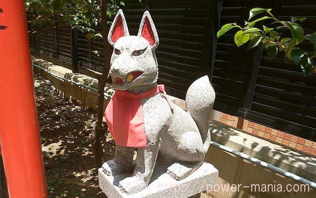 四宮神社の稲荷神社の右のお狐さん