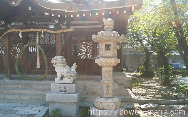 八宮神社の灯篭と狛犬