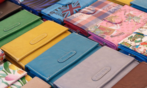 いろいろな色の財布