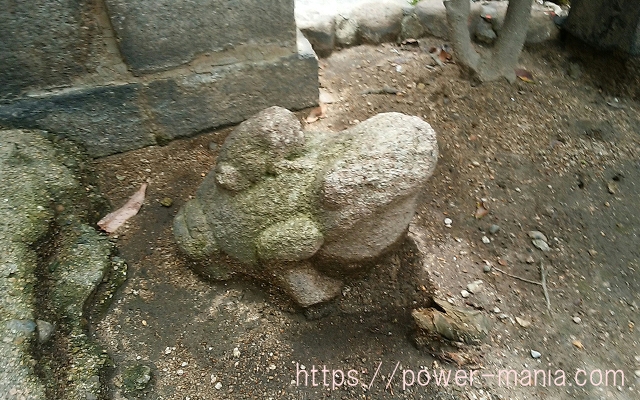 松尾稲荷神社の石のカエル