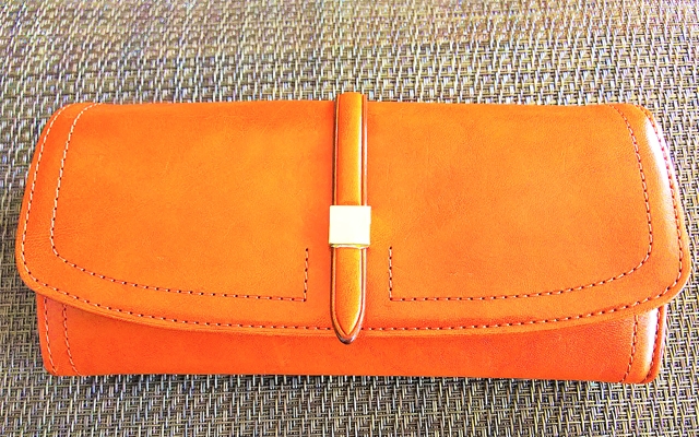 オレンジ色の長財布