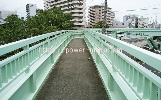 松尾稲荷へのアクセス・歩道橋を進む