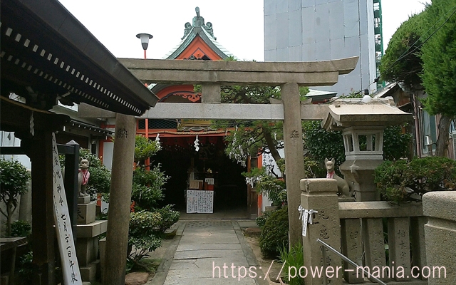 松尾稲荷神社の水舎の横・石の鳥居