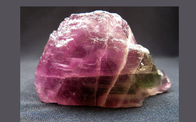 ピンクのフローライト原石