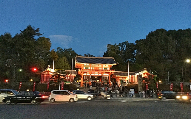 夜の八坂神社の門