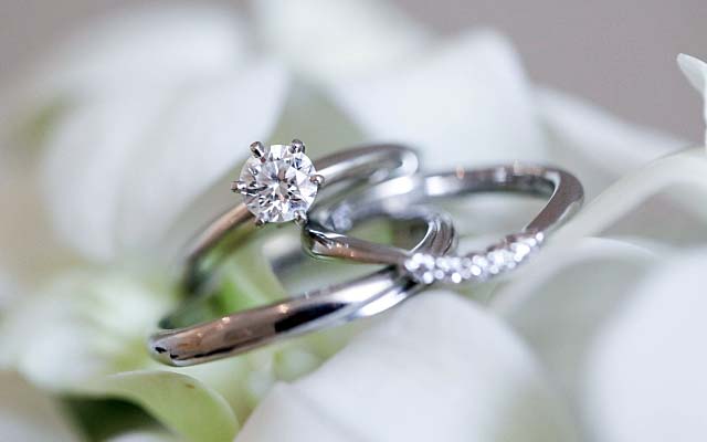 ダイヤモンドの婚約指輪と結婚指輪