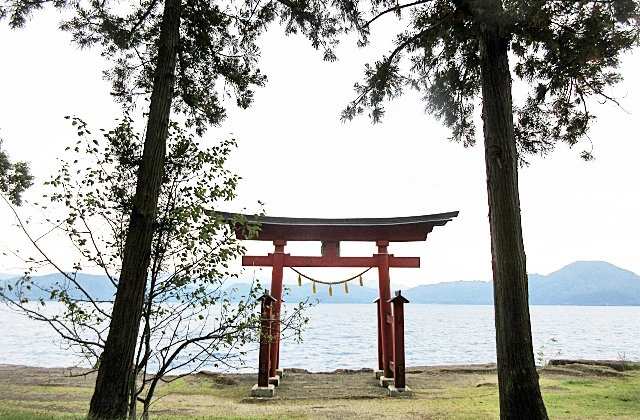 御座石神社の鳥居から見た田沢湖