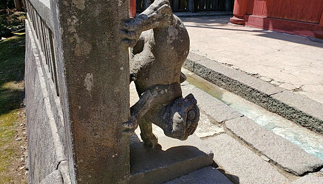 岩木山神社の左側・下向きの狛犬