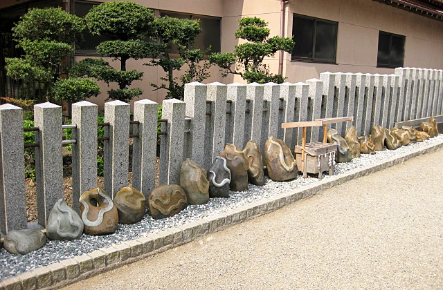 金蛇水神社の蛇紋石（蛇石）