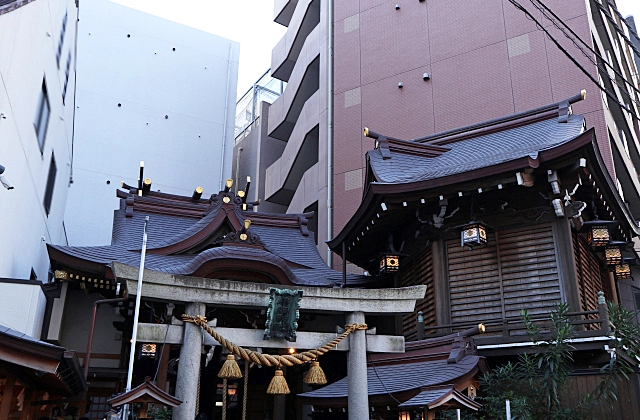 小網神社の屋根と神楽殿
