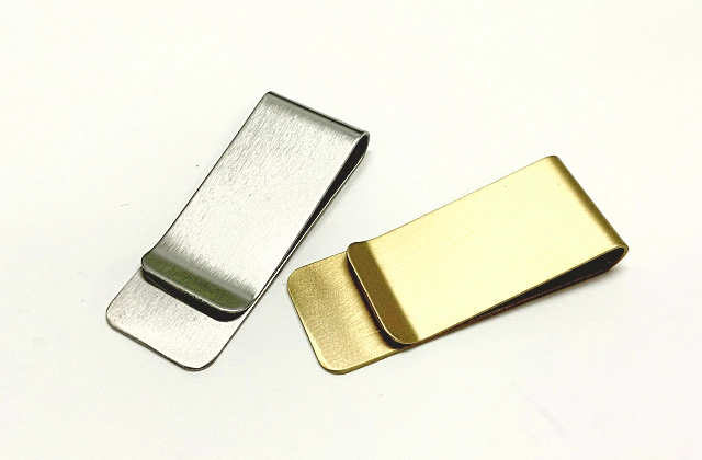 財布の形・銀色と金色のマネークリップ
