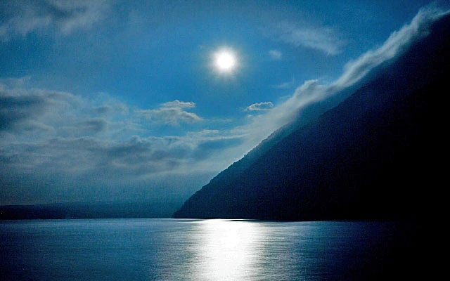 満月と湖・月光浴のイメージ