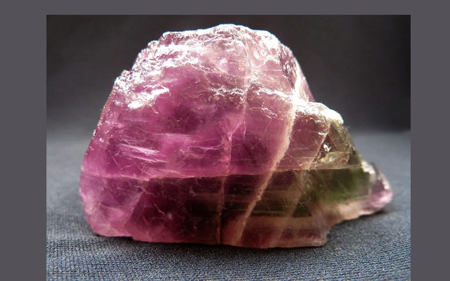濃いピンク色のフローライト原石